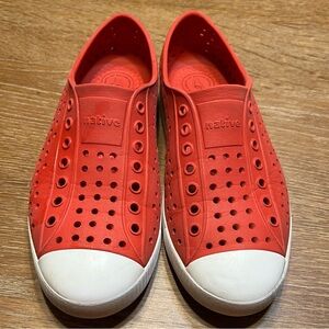 Native Jefferson shoes red big kid size 4